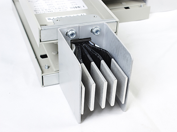 封閉式母線槽是一種用于電線電纜敷設(shè)的設(shè)備